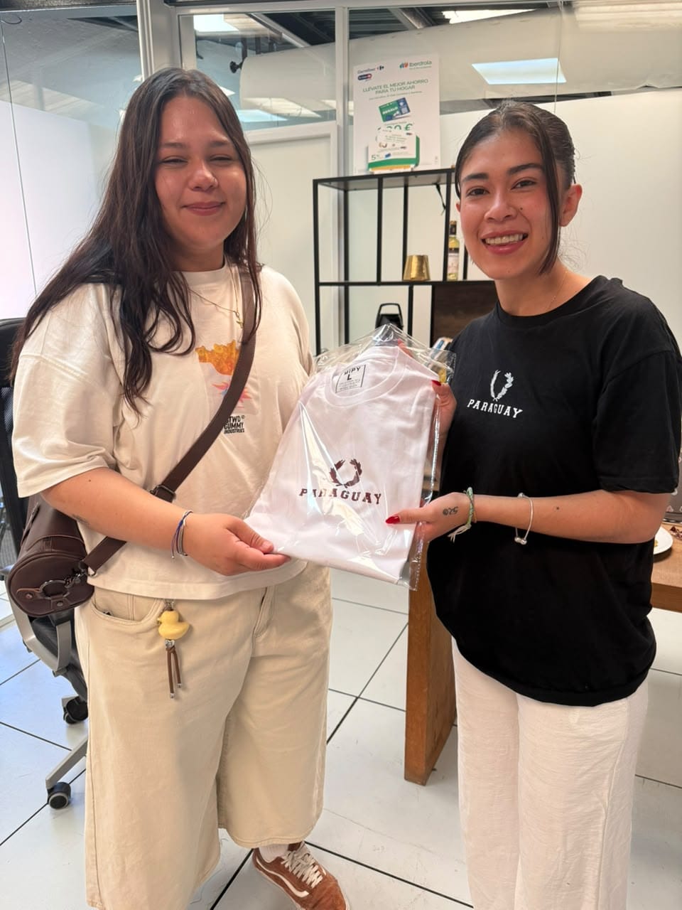 Cliente MIPY - María & amiga con camiseta blanca
