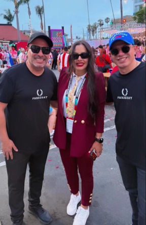 Cliente MIPY - Con Larissa Riquelme con camiseta negra