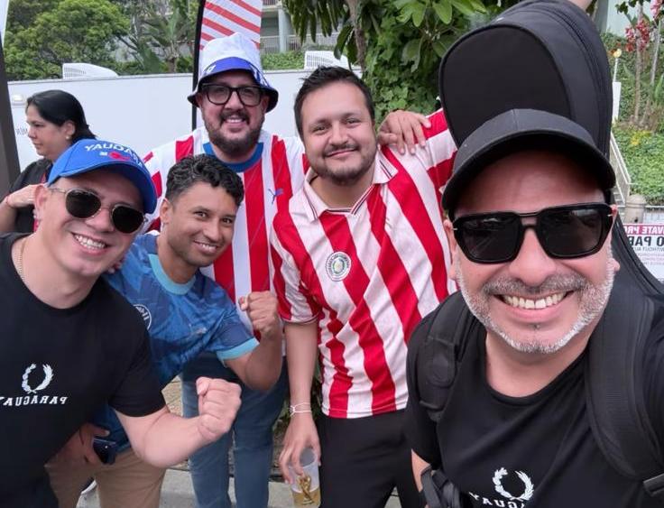 Cliente MIPY - Amigos paraguayos con camiseta negra