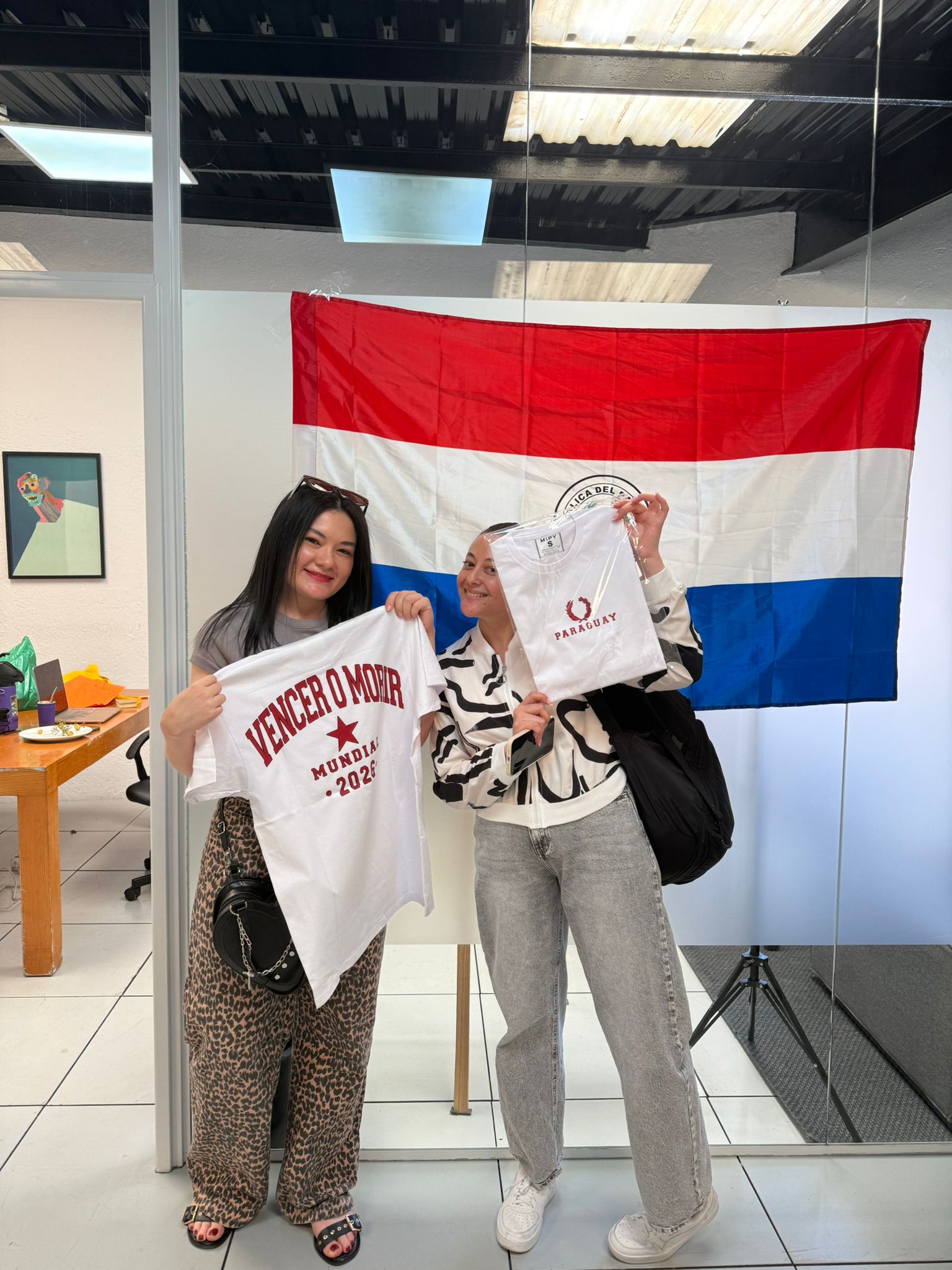 Cliente MIPY - Amigas paraguayas con camiseta blanca