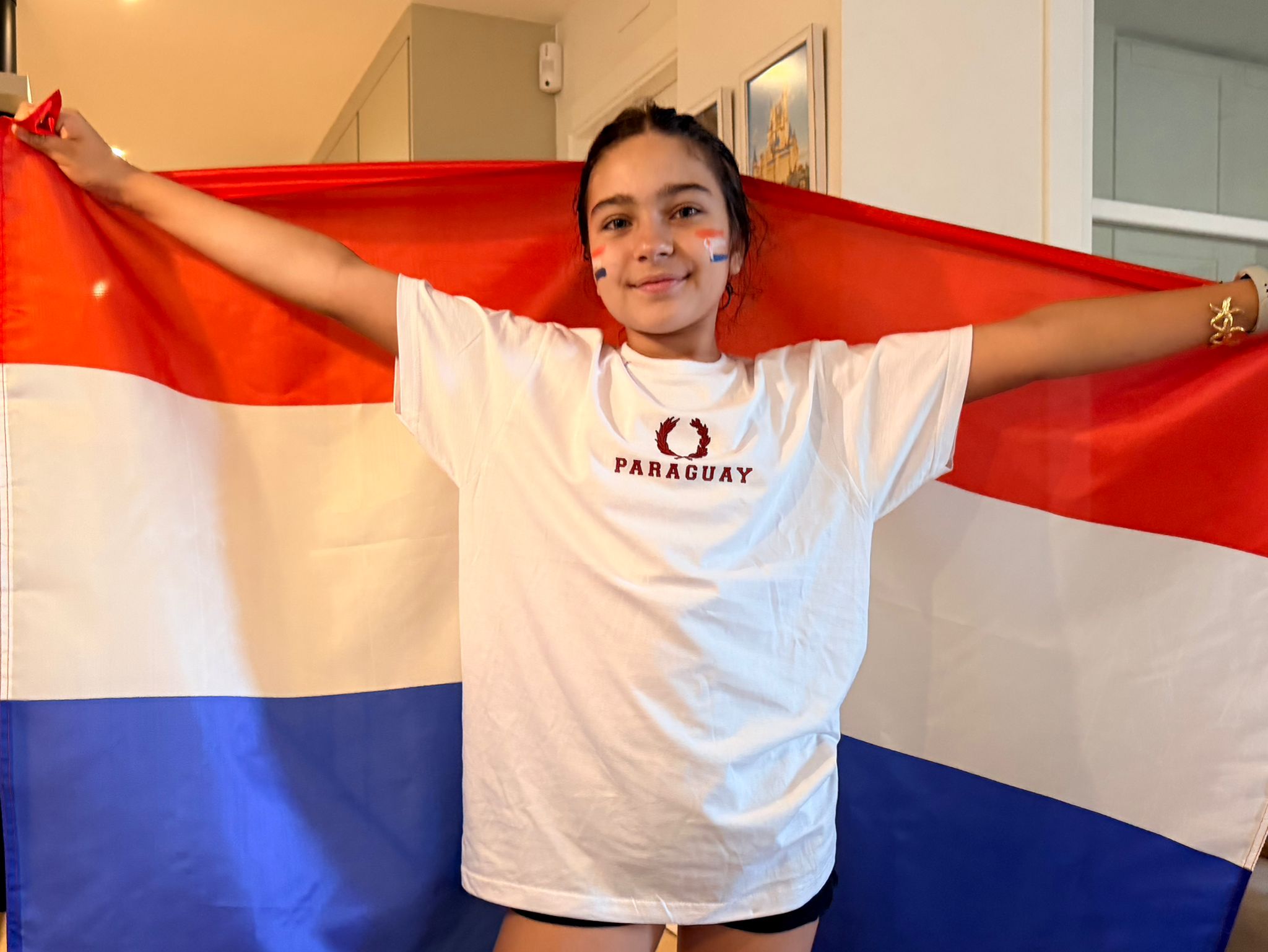 Cliente MIPY - Pequeña guerrera con camiseta blanca
