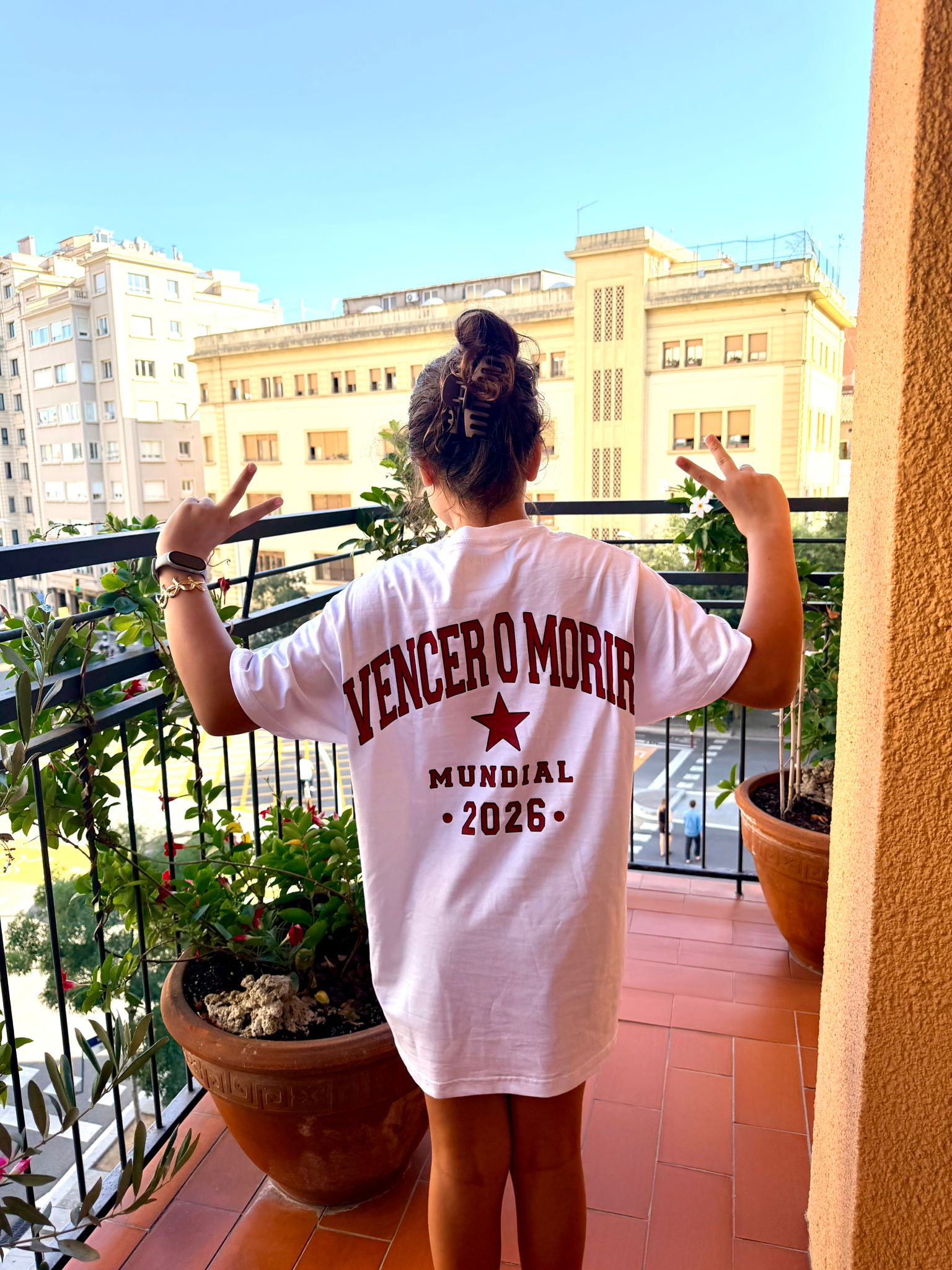 Cliente MIPY - Sofi con camiseta blanca